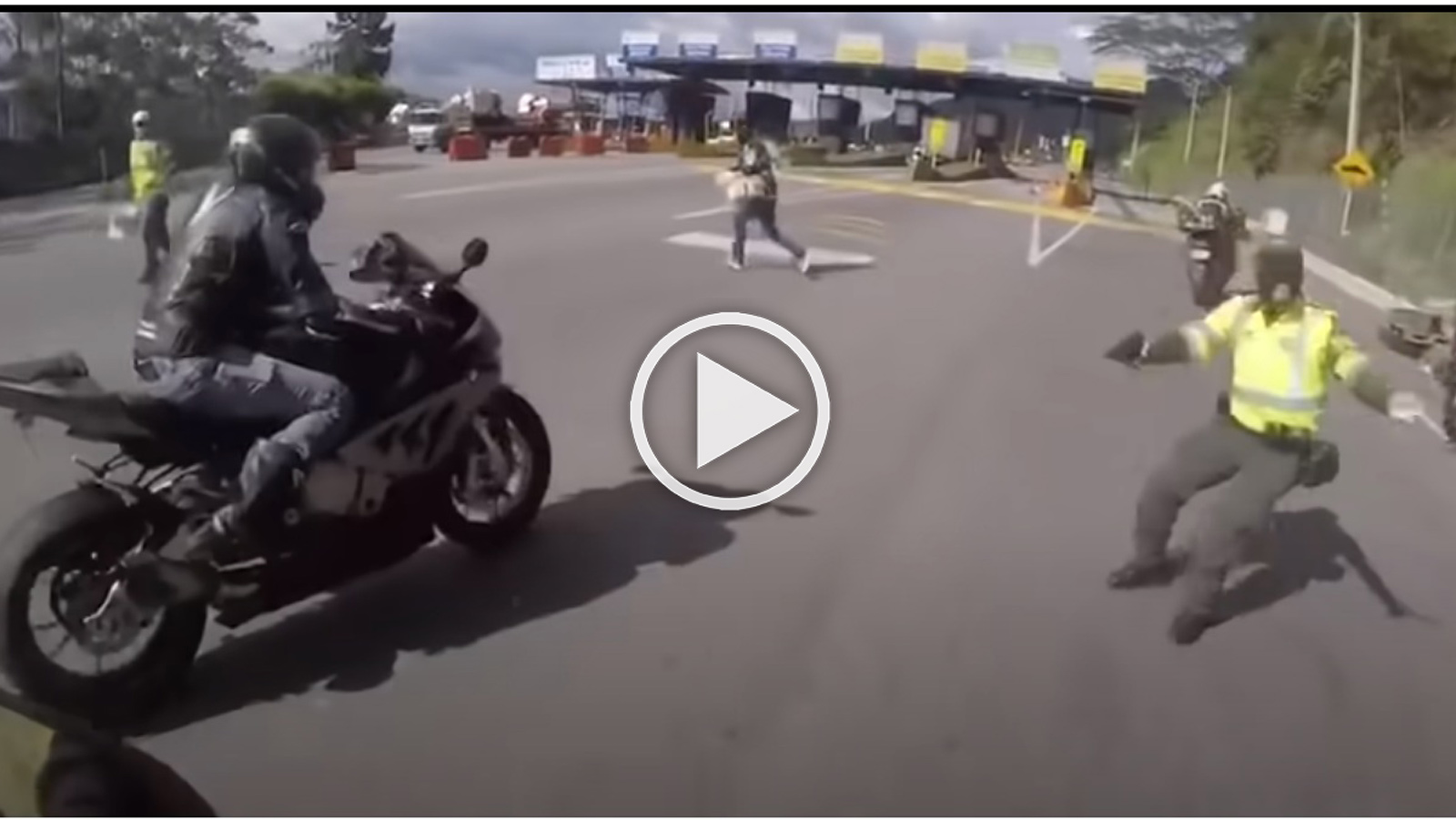 Μοτοσυκλέτες πάνε τέρμα και ξεφεύγουν μέσα από μπλόκο! [video]